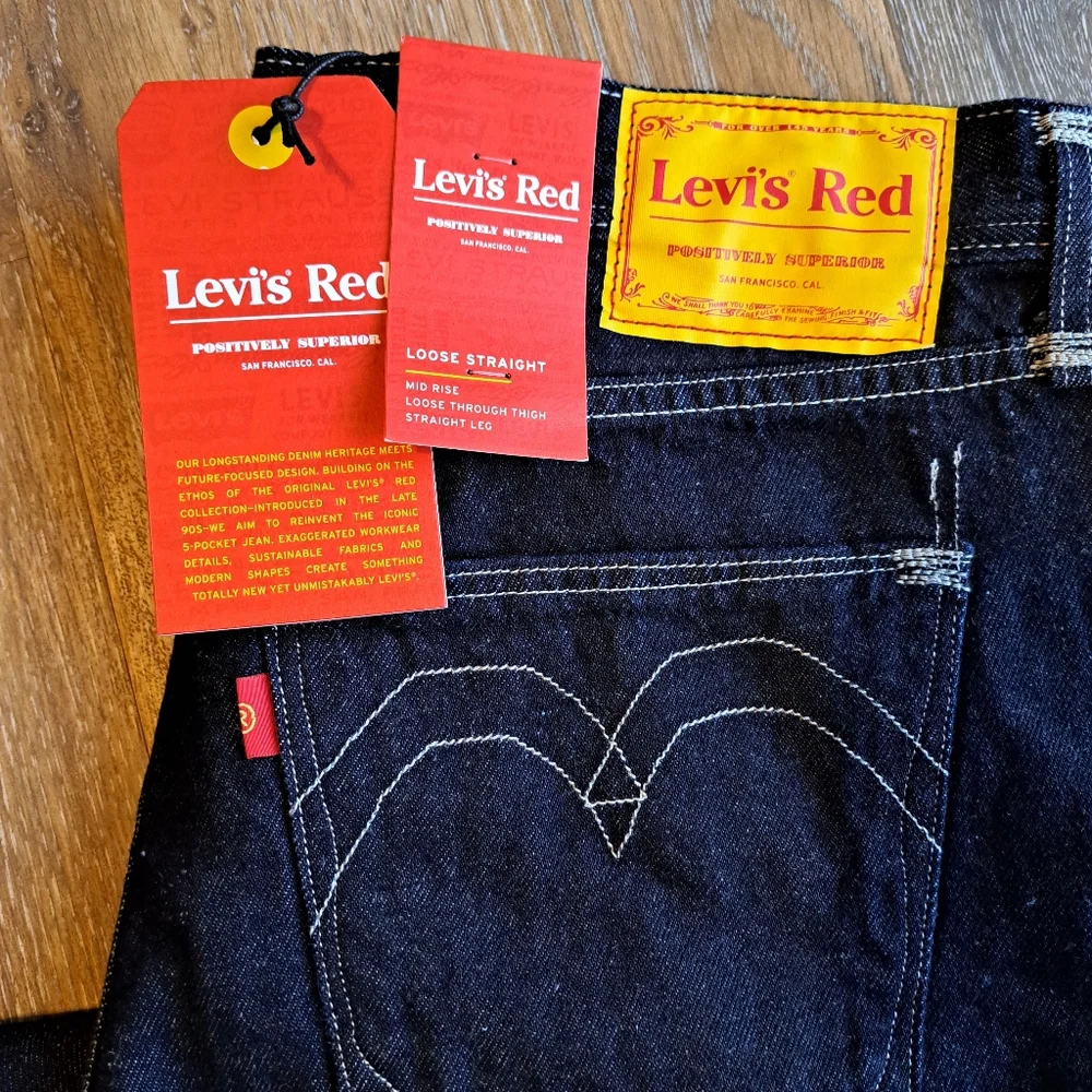 Size 32 X 30 Levi's Red Loose Straight Jeans - Picture 2 of 7